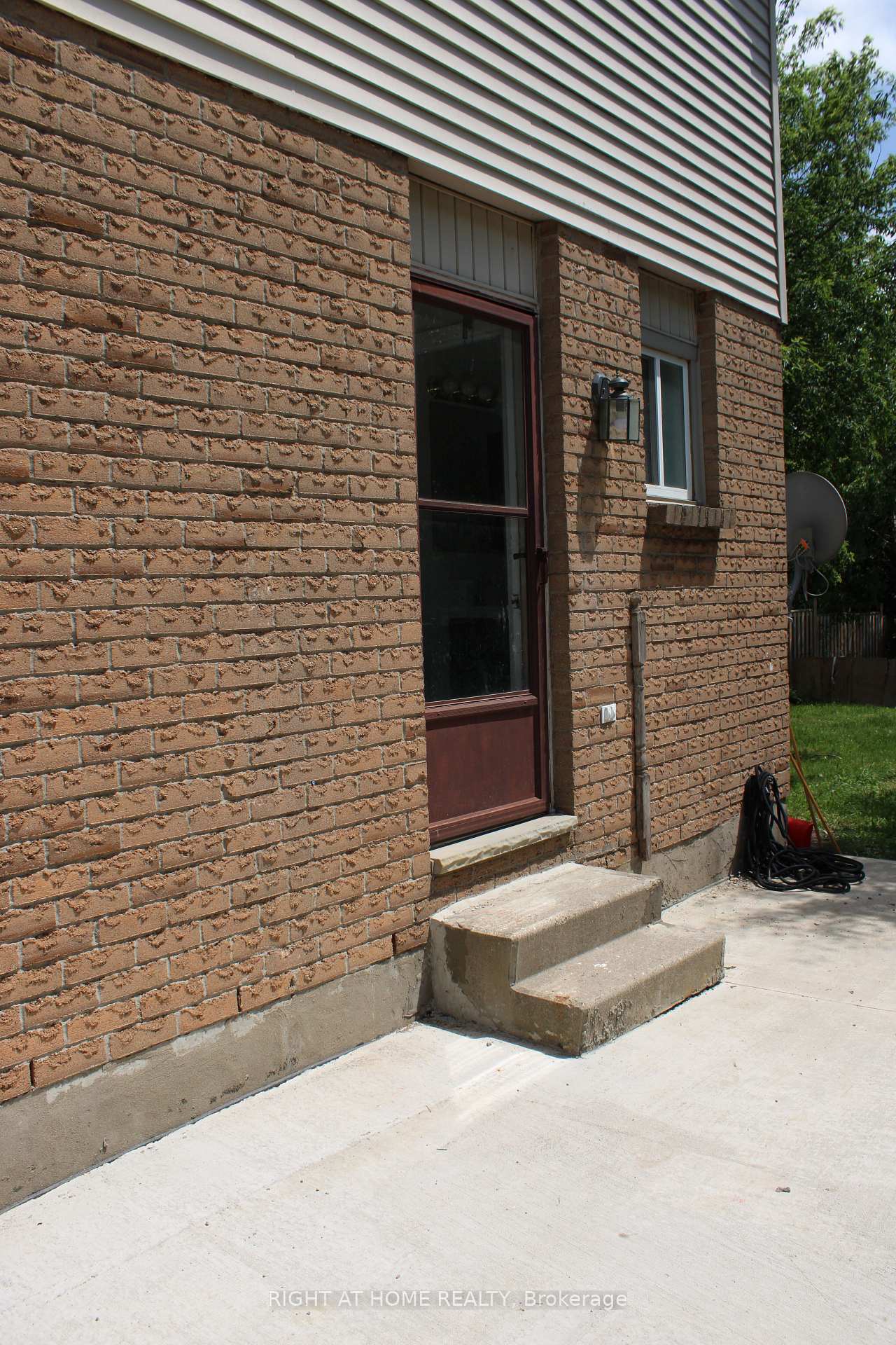 168 Golfdale Crescent, London South, ON N6C 5X4