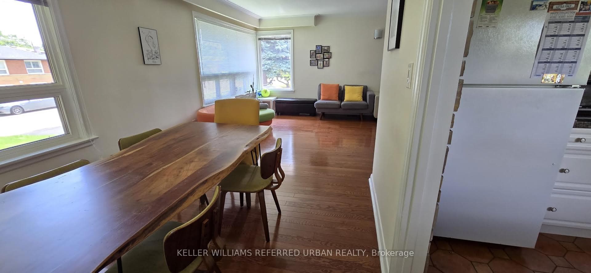 49 Halkin Crescent Main, Toronto, ON M4A 1M8
